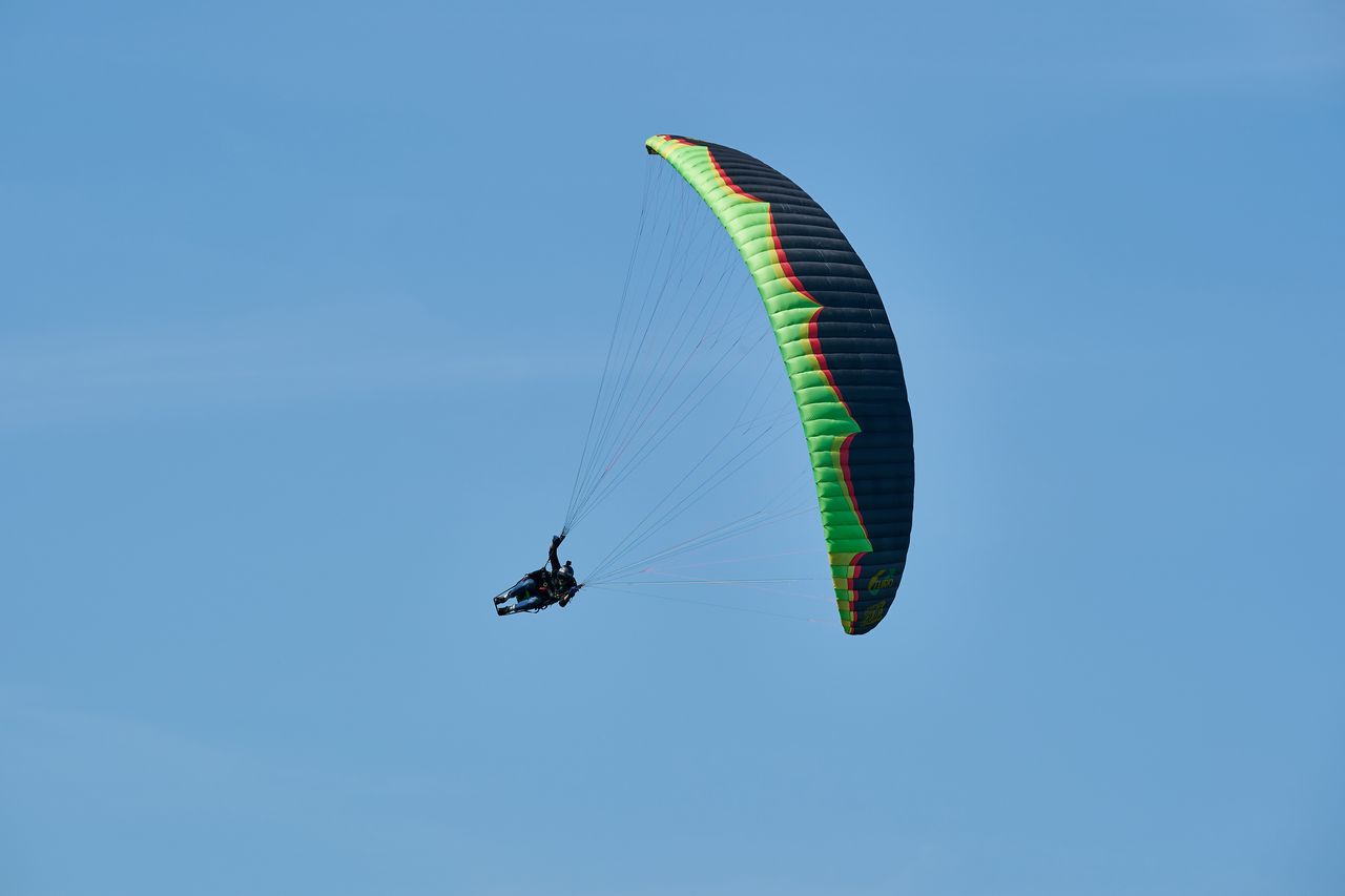Entrainement de parapente sur le Mont Poupet près de Salins les
